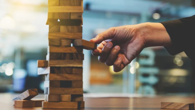 إدارة المخاطر الاستثمارية في ظل التعويم