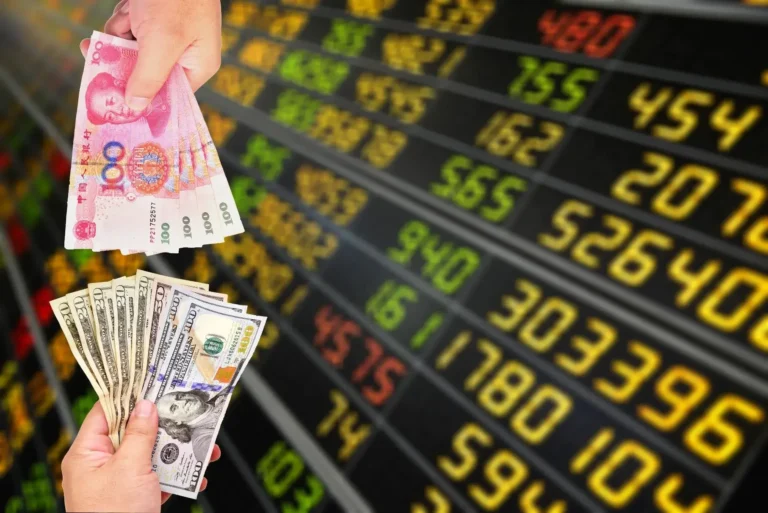 كيف يتم تحديد اسعار صرف العملات؟ وما أنواعها بالسوق؟