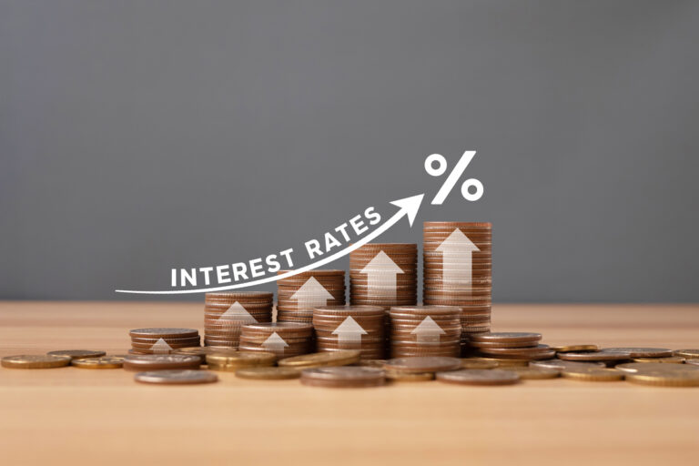 تأثير أسعار الفائدة على الاستثمار والعلاقة بين الربح والمخاطر
